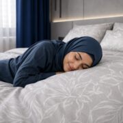 ⁦مفرش سرير بريميوم فاخر 10 قطع – مايكروفايبر ناعم بتصميم عصري هادئ⁩ - الصورة ⁦5⁩